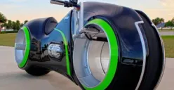 Motor listrik futuristik PBC NeuTron kembali muncul di lelang Januari 2026. (Sumber: Carscoops)