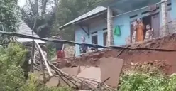 Salah satu rumah warga di Lebak nyaris runtuh akibat bangunan TPT ambrol. (Sumber: Istimewa)