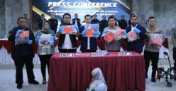 Dirreskrimum Polda Banten Dian Setyawan didampingi Kapolres Cilegon AKBP Martua Raja Taripar Laut Silitonga dan Wakapolres Kompol Arief Nazaruddin Yusuf saat konferensi pers. (Sumber: Istimewa)