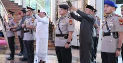 Kepolisian Daerah Metro Jaya melaksanakan upacara serah terima jabatan (sertijab) sejumlah pejabat utama dan Kapolres jajaran di Lobby Gedung Promoter Polda Metro Jaya, Senin, 5 Januari 2026. (Sumber: Dok. Humas Polda Metro Jaya)