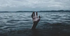 Ilustrasi orang tenggelam. (Sumber: Pinterest/Ryanswrld)