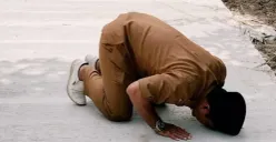 Kepala Desa Karyajaya, Kecamatan Cimarga, Lebak, Jaeni saat sujud di atas jalan yang baru dibangun. (Sumber: Istimewa)