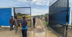 Petugas melakukan penyegelan di Desa Kertajaya, Kecamatan Padalarang, Kabupaten Bandung Barat (KBB). (Sumber: Poskota/Gatot Poedji Utomo)