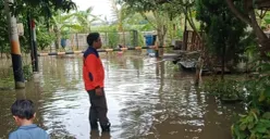 Petugas BPBD Kabupaten Serang pantau genangan air di Kecamatan Kibin. (Sumber: Dok. BPBD Kabupaten Serang)