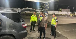 Polisi memeriksa mobil Fortuner pembawa 400 liter solar di Tol Jagorawi KM 21. (Sumber: Dok. JPR Jagorawi)