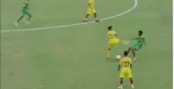 Pemain Putra Jaya Pasuruan, Muhammad Hilmi Gimnastiar resmi dipecat setelah insiden tendangan kungfu di Liga 4 (Sumber: Instagram/@pengamatsepakbola)