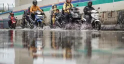 Pengendara melintasi banjir di Jalan R.E Martadinata, Tanjung Priok, Jakarta Utara. (Sumber: Poskota/Bilal Nugraha Ginanjar)