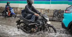 Sejumlah ruas jalan di Jakarta tergenang air akibat hujan deras yang mengguyur hair ini, Senin, 12 Januari 2026. (Sumber: Poskota/Bilal Nugraha Ginanjar)