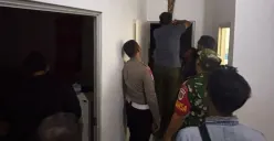 Warga dan petugas mengevakuasi jenazah KK yang meninggal dengan cara gantung diri di wilayah Klapanunggal, Kabupaten Bogor. (Sumber: Polsek Klapanunggal)
