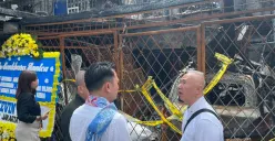 Anggota Komisi A DPRD DKI Jakarta, Kevin Wu saat meninjau rumah yang terbakar di Pejagalan, Penjaringan, Jakarta Utara, yang menewaskan lima orang, Selasa, 6 Januari 2026. (Sumber: Poskota/Pandi Ramedhan)