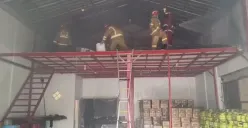 Petugas Damkar melakukan pendinginan usai api padam saat kebakaran melanda gudang kasur dan sembako di wilayah Cileungsi. (Sumber: Istimewa)