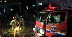 Petugas Damkar Kota Depok melakukan proses pemadaman di lokasi kebakaran rumah dan kontrakan Kecamatan Cimanggis, Depok, Selasa, 6 Januari 2026, malam. Kebakaran terjadi saat ponsel yang dicas di atas kasur. (Sumber: Istimewa)