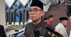 Sekda Kabupaten Bogor, Ajat Rochmat Jatnika memastikan tunggakan pembayaran vendor pembangunan rampung pada Januari 2026. (Sumber: Poskota/Giffar Rivana)