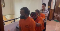 Tiga orang pencuri kabel listrik PLN ditangkap unit Reskrim Polsek Tambora Polres Metro Jakarta Barat. (Sumber: Poskota | Foto: Pandi Ramedhan)