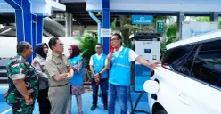 General Manager PLN UID Jaya Moch. Andy Adchaminoerdin (kanan) menjelaskan pengisian kendaraan listrik pakai fasilitas Ultra Fast Charging di PLN UP3 Bulungan, Jakarta Selatan. (Sumber: Dok. PLN UID Jaya)