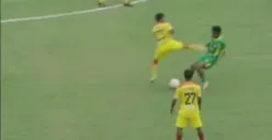 Aksi tendangan brutal di Liga 4 (Sumber: TikTok/amadkhasan78)