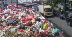 Gunungan sampah di Jalan Dewi Sartika, depan Pasar Cimanggis, Kecamatan Ciputat, Kota Tangerang Selatan. (Sumber: Poskota/Veronica Prasetio)