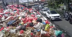 Gunungan sampah di Jalan Dewi Sartika, Kecamatan Ciputat, Kota Tangerang Selatan. (Sumber: Poskota/ Veronica Prasetio)