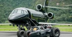 Neymar Jr memamerkan replika Batmobile senilai Rp25 miliar di Instagram. (Sumber: Instagram/@neymarjr)