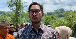 Bupati Bandung Barat (KBB) Jeje Ritchie Ismail, saat memberikan pernyataan kepada sejumlah wartawan, terkait fokus pemda membenahi pelayanan publik di 2026. (Sumber: Poskota | Foto: Gatot Poedji Utomo)