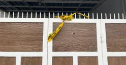 Pagar rumah warga di Kota Bambu Selatan, Palmerah, Jakarta Barat, terlihat bolong seusai terkena tembakan komplotan curanmor, Rabu, 7 Januari 2026. (Sumber: Poskota/Pandi Ramedhan)