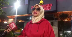 Dokter Samira Farahnaz yang dikenal publik sebagai Dokter Detektif (Doktif) hadir di Polda Metro Jaya, Jakarta Selatan, Rabu, 7 Januari 2026, pukul 18.20 WIB. (Sumber: Poskota | Foto: Ali Mansur)