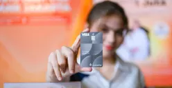 Seorang petugas menunjukan Kartu Debit Visa Bank Jakarta supaya memperluas layanan transaksi global bagi nasabah hingga lebih dari 200 negara. (Sumber: Dok. Istimewa)