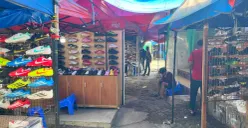 Kondisi Pasar Taman Puring pascakebakaran pada Rabu, 7 Januari 2026. Terlihat pedagang berjualan dengan hanya bermodalkan tenda. (Sumber: Poskota/Pandi Ramedhan)