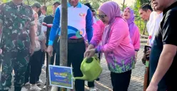 Potret Wali Kota Jakarta Timur, Munjirin (tengah) saat kegiatan penanaman pohon di Waduk Jakarta Garden City (JGC) Side C, Cakung Timur, Jakarta Timur. (Sumber: Poskota/ M. Tegar Jihad)