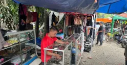 Kondisi Pasar Taman Puring pasca kejadian kebakaran, Rabu, 7 Januari 2026. Terlihat pedagang berjualan dengan hanya bermodalkan tenda. (Sumber: Poskota/Pandi Ramedhan)