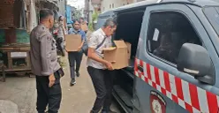Kapolsek Cinere, Kompol Chairul Saleh bersama Kanit Binmas Polsek Cinere AKP Asmantoro berhasil menyita barang bukti miras dari sebuah rumah warga di tengah pemukiman padat jual secara diam-diam. (Sumber: Poskota/Angga Pahlevi)