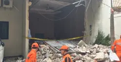 Petugas bersihkan sisa puing ledakan diduga akibat kebocoran tabung gas 12 kilogram yang terjadi di sebuah rumah tinggal berlantai dua di Jalan Jelambar III, Jelambar, Grogol Petamburan, Jakarta Barat pada Rabu, 7 Januari 2025. (Sumber: Istimewa)