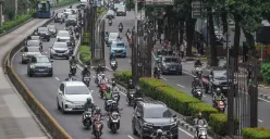 Tiang monorel yang mangkrak di kawasan Rasuna Said, Jakarta, Rabu, 7 Januari 2026. Pemprov DKI Jakarta menindaklanjuti rencana pembongkaran tiang-tiang monorel yang mangkrak selama hampir dua dekade. (Sumber: Poskota | Foto: Bilal Nugraha Ginanjar)