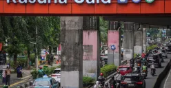 Pengguna jalan melintasi tiang monorel yang mangkrak di kawasan Rasuna Said, Jakarta, Rabu, 7 Januari 2026. (Sumber: Poskota | Foto: Bilal Nugraha Ginanjar)