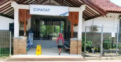 Suasana Stasion KA Cipatat, Kabupaten Bandung Barat nampak sepi dari aktivitas warga. (Sumber: Poskota/Gatot Poedji Utomo)