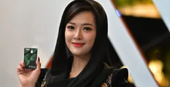 Content creator sekaligus figur publik, Dara Sarasvati menunjukkan kartu debit visa Bank Jakarta dalam Kartu Debit Visa di Lippo Mall Kemang, Jakarta Selatan, Senin, 5 Januari 2026. (Sumber: Dok. Istimewa)