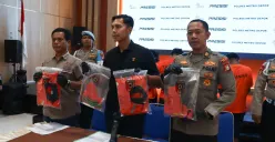 Kasat Reskrim Polres Metro Depok Kompol Made Gede Oka bersama Kasi Humas dan jajaran menunjukkan lima tersangka penganiayaan beserta barang bukti yang berhasil disita. (Sumber: Poskota/Angga Pahlevi)