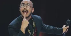 Komika Pandji Pragiwaksono saat tampil dalam pertunjukan stand up comedy Mens Rea yang menjadi sorotan publik dan dilaporkan ke Polda Metro Jaya. (Sumber: Netflix/Mens Rea)