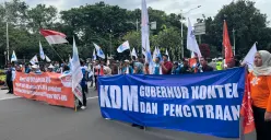 Massa buruh dari KSPI gelar unjuk rasa di Jalan Medan Merdeka Selatan, Jakarta Pusat, terkait kenaikan upah, Kamis, 8 Januari 2026. (Sumber: Poskota/Pandi Ramedhan)