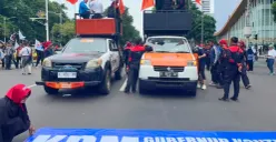 Buruh dari KSPI unjuk rasa terkait UMP DKI Jakarta di Jalan Medan Merdeka Selatan, Jakarta Pusat, Kamis, 8 Januari 2026. (Sumber: Poskota/ Pandi Ramedhan)