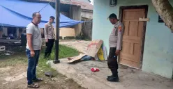 Personel Polsek Pamarayan mengamankan lokasi sebelum mengevakuasi mayat pria tanpa identitas yang ditemukan ke RS Bhayangkara. (Sumber: Polsek Pamarayan)