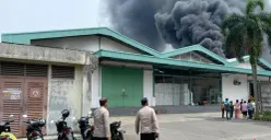 Kebakaran pabrik styrofoam di Kecamatan Panongan, Kabupaten Tangerang. (Sumber: Poskota/ Veronica Prasetio)