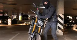 Ilustrasi maling motor di Ciputat, Tangerang Selatan. (Sumber: Freepik)