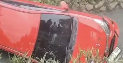 Mobil yang dikemudikan mahasiswi nyebur ke saluran air di Tangerang. (Sumber: Poskota/Veronica Prasetio)