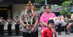 Kapolres Metro Jakarta Pusat, Kombes Pol Dr. Reynold E.P. Hutagalung disambut tadisi palang pintu dan upacara farewell, Kamis, 8 Januari 2026. (Sumber: Istimewa)