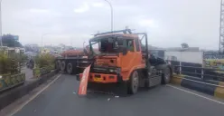 Kecelakaan lalu lintas melibatkan truk tronton bermuatan besi terjadi di Flyover Ciputat, Tangerang Selatan, pada Kamis, 8 Januari 2026. (Sumber: Dok. Polsek Ciputat Timur)