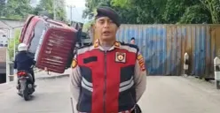 Kondisi truk box terguling tutup penuh akses jalan AMD Pandeglang, Banten. (Sumber: Dok. Warga)