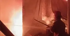 Petugas saat memadamkan api di rumah industri pengecatan sparepart motor di wilayah Citeureup, Kabupaten Bogor. (Sumber: Dok. Damkar Bogor)