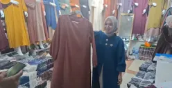 Sasqiah Uhti Misya, pedagang pakaian jenis gamis di Pasar Blok B Tanah Abang, Jakarta Pusat, Kamis, 8 Januari 2026. (Sumber: Poskota/Pandi Ramedhan)