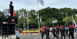Masa aksi buruh saat memprotes UMP Jakarta 2026 di Jalan Medan Merdeka Selatan, Jakarta Pusat, Kamis, 8 Januari 2026. (Sumber: Poskota/M Tegar Jihad)